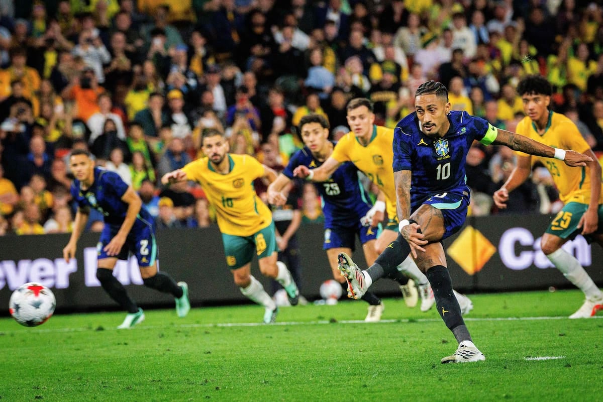 Brasil se sacó la campera a tiempo en Brisbane y se llevó un 4-2 con olor a recambio