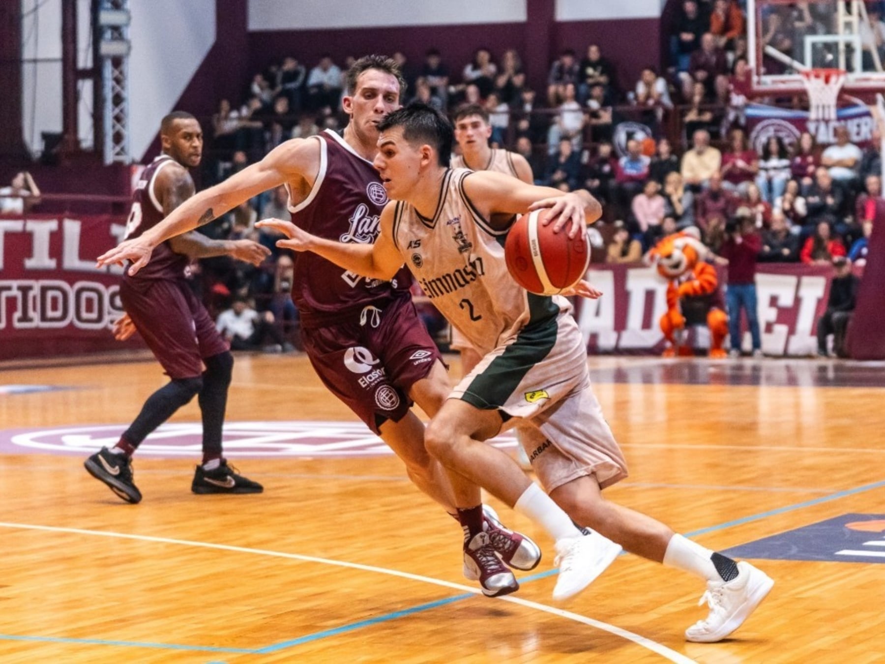 Chacón apareció en el momento justo y el campeón arrancó a lo campeón