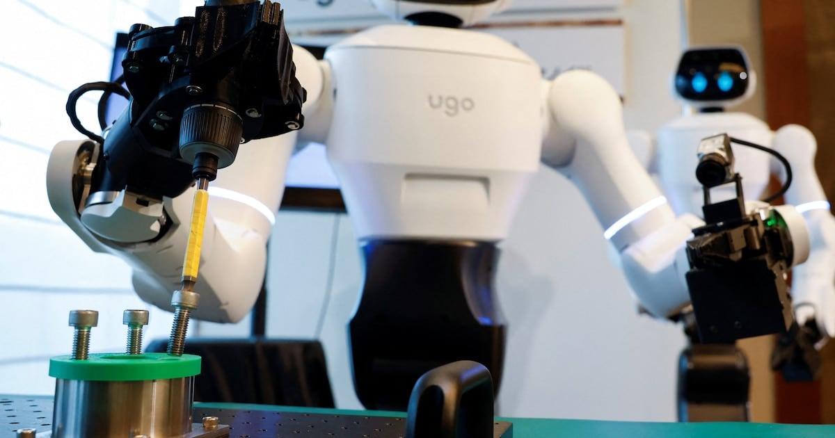 Un robot con IA debutó como guía y mozo en un hospital japonés: qué tareas cumplió y qué viene después