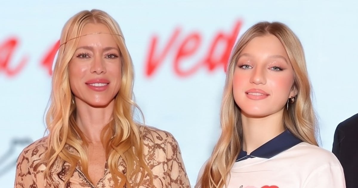 Allegra Cubero se subió a la pasarela de XLaVida con Nicole Neumann mirándola desde la primera fila