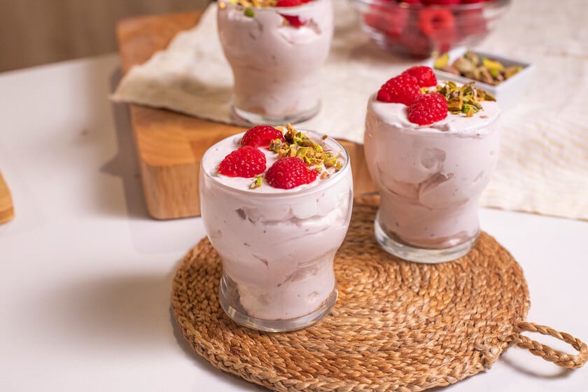 Mousse de frambuesas sin huevo: la receta que se resuelve en 15 minutos y deja la heladera trabajando por dos horas