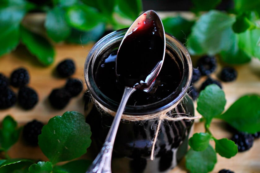 Una mermelada de moras casera que suma manzana y limón para untar todo el año