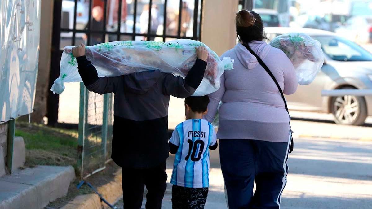 Dos sábados para llenar el changuito: el Mercado Concentrador de Neuquén se viste de chivito y trucha