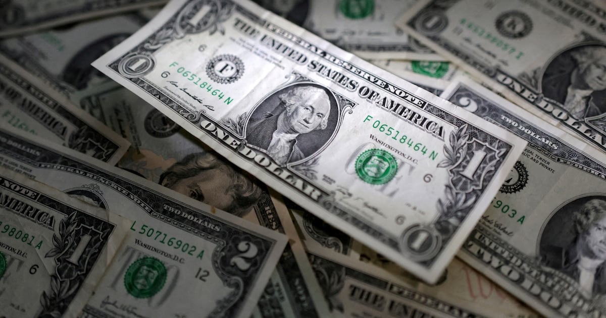 El billete verde retrocedió en el cierre semanal y dejó una diferencia de cinco pesos entre el Banco Nación y el blue