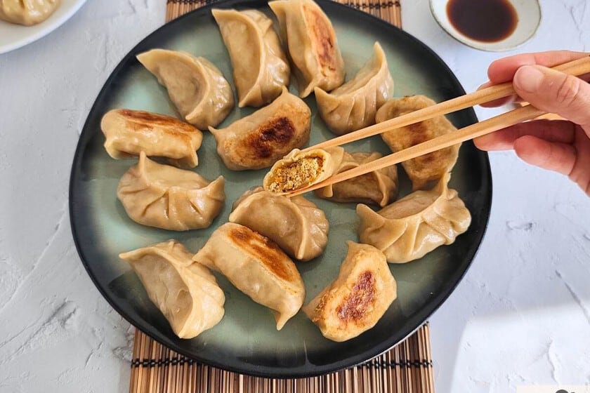 De la huerta a la sartén: cómo armar unas 30 gyozas vegetarianas con tofu ahumado y shiitake sin resignar el crujido