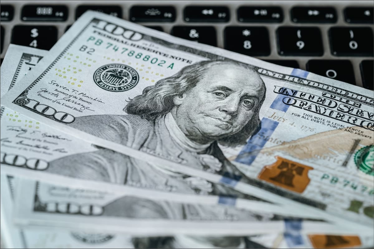 El dólar oficial se sostiene en $1540 y el blue en $1560, en una jornada sin actividad financiera