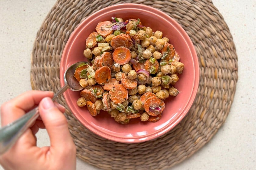 Garbanzos al horno con salsa de tahini: una ensalada templada que se arma en 45 minutos y admite tres acompañamientos