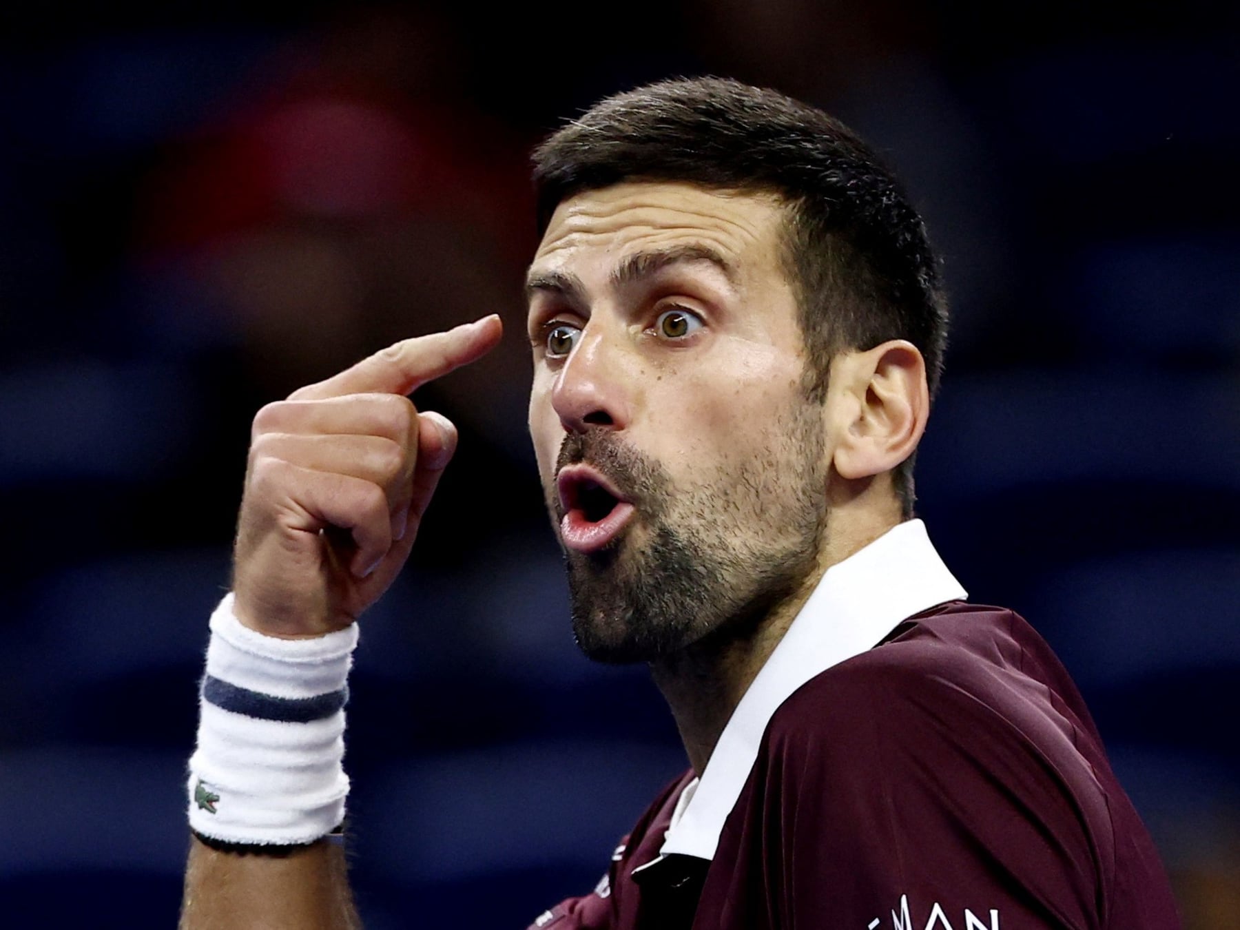 Novak Djokovic se enojó con el árbitro, dio vuelta el partido ante Zverev y se metió en semis del ATP 500 de Pekín