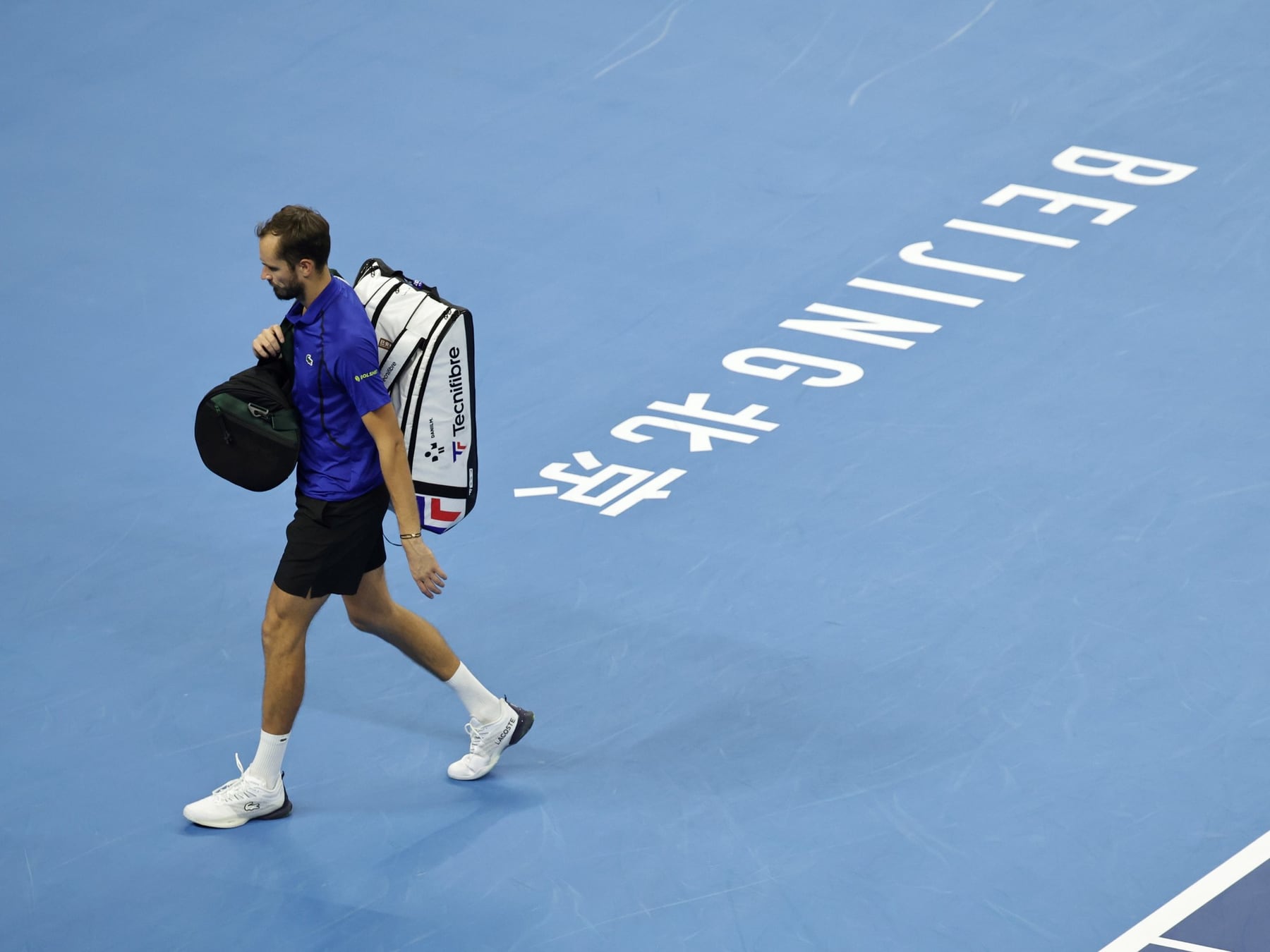A Djokovic le regalaron la final y Medvedev terminó pidiendo perdón por un accidente