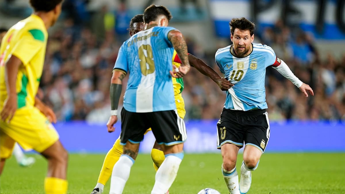Otamendi dijo basta y le regaló a Messi el gol que el Monumental quería