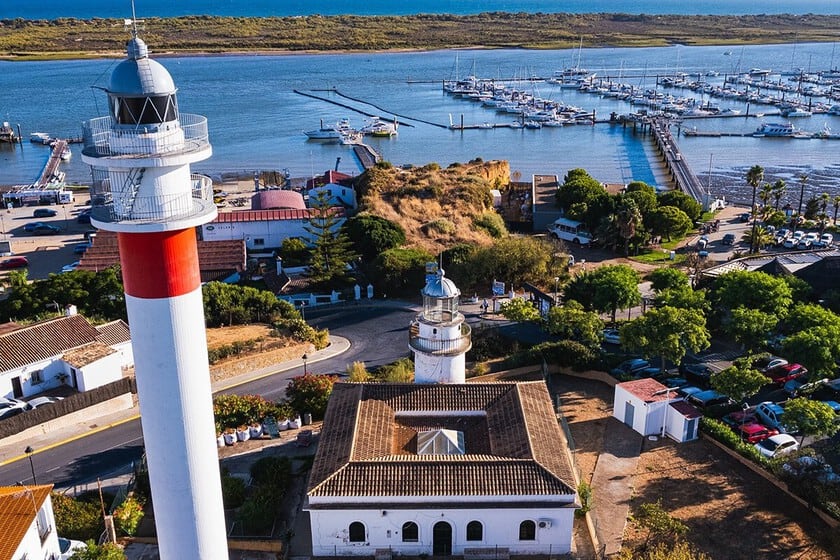 El Rompido, el pueblo pesquero de Huelva donde las coquinas conviven con dunas que avanzan hacia el mar