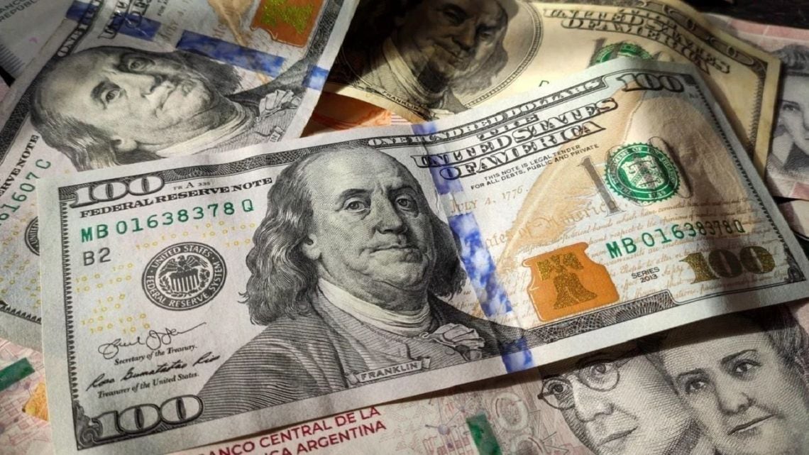 El blue retrocedió quince pesos y volvió a quedar alineado con el dólar oficial del Banco Nación