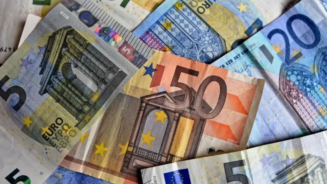 El euro blue cerró a $1.832,75 en una rueda con leve retroceso y la banca oficial quedó muy por debajo