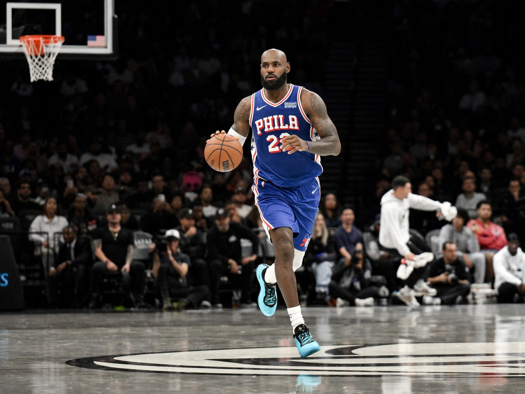 El rey ya tiene nueva corte: LeBron se puso la camiseta de Filadelfia y casi la descose