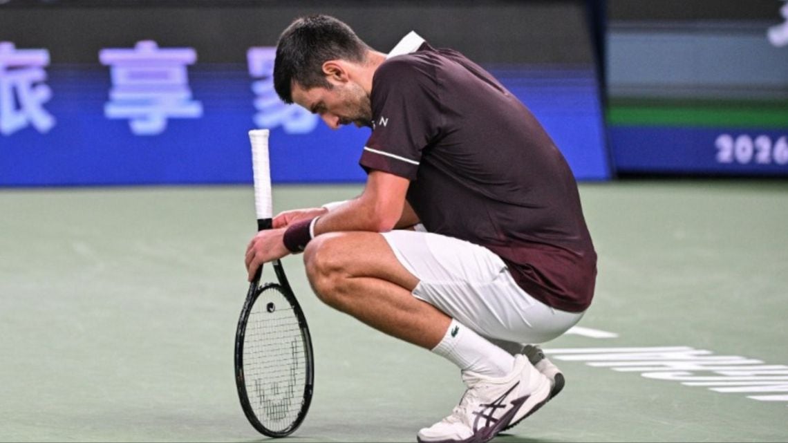 El reloj le pasa factura a Djokovic en Shanghái y lo deja contra las cuerdas rumbo al Masters