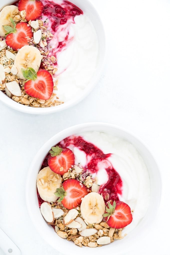 Yogur griego y hígado graso: por qué un solo alimento no alcanza y qué dicen las guías que sí sirven