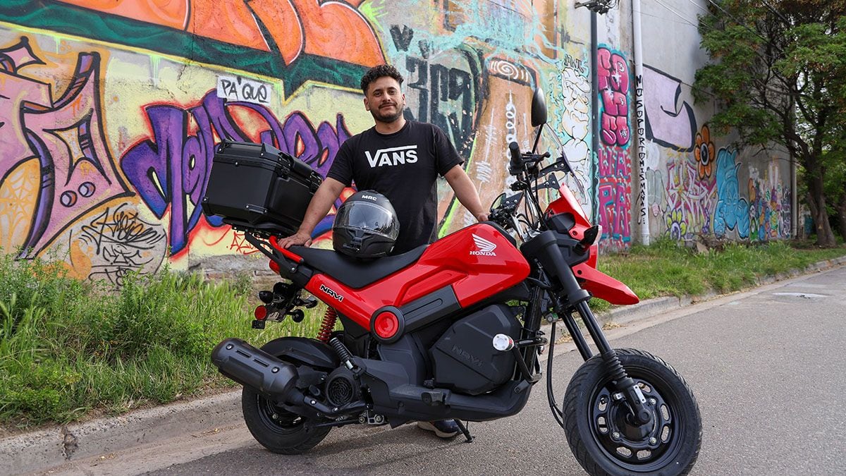 Nicolás tiene 39 años, vende su taller en Neuquén y en noviembre se sube a una Honda Navi con destino a Alaska