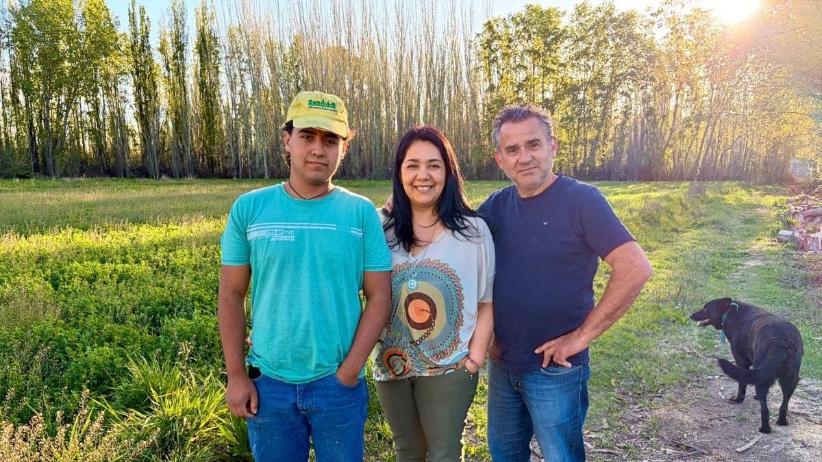 Silvana y Jorge dejaron la rutina de oficina para volver a la tierra que los vio crecer, y ahora la mantienen con sueldos, gallinas y un tractor que no siempre arranca