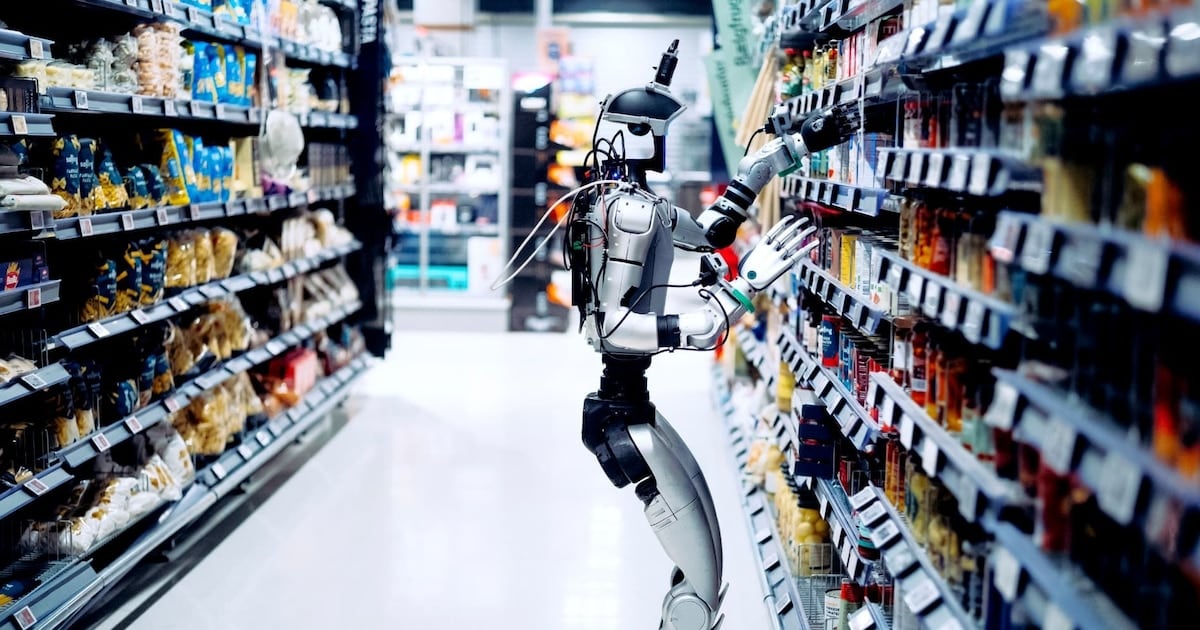 De noche, en silencio: cómo los robots empiezan a ganarle las estanterías a los repositores daneses
