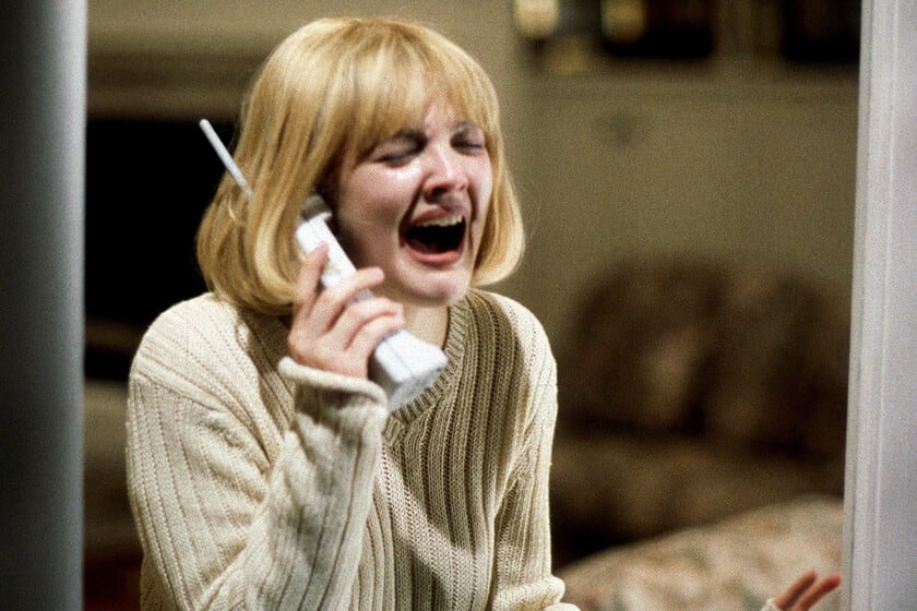 El susurro que quebró a Drew Barrymore: cómo Wes Craven convirtió una noticia real en el llanto más genuino del cine de terror