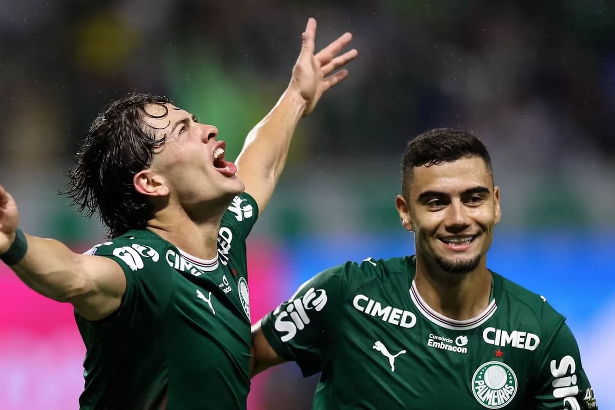 Giay se destapó con un doblete en el clásico paulista y, mientras tanto, Corinthians se encomienda a Seedorf