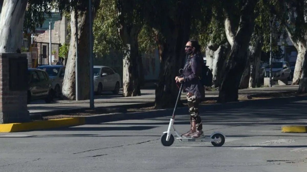 Neuquén prueba monopatines públicos y apuesta a replicar la experiencia de las bicis eléctricas
