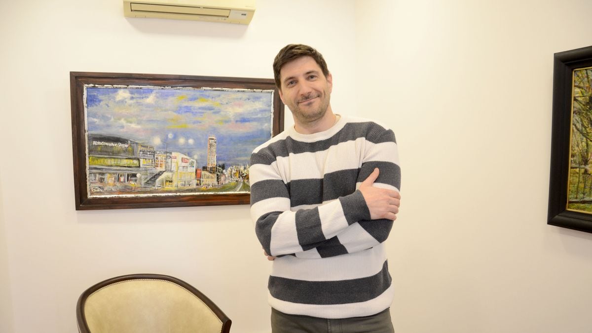 Esteban tiene 41 años, nació con sordera profunda en Neuquén y acaba de recibirse de abogado: la Legislatura lo reconoció como un caso único en la Patagonia