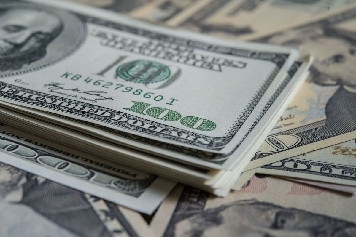 El dólar mayorista cerró debajo del techo de la banda y la distancia con el tope se ensancha a casi 28%