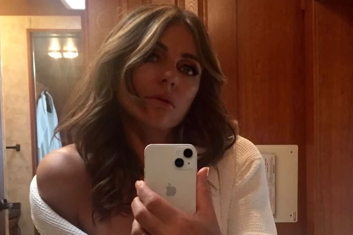 "Día 1 en el set": Elizabeth Hurley se reinstala en The Burbs con un anillo que enloquece a sus fans