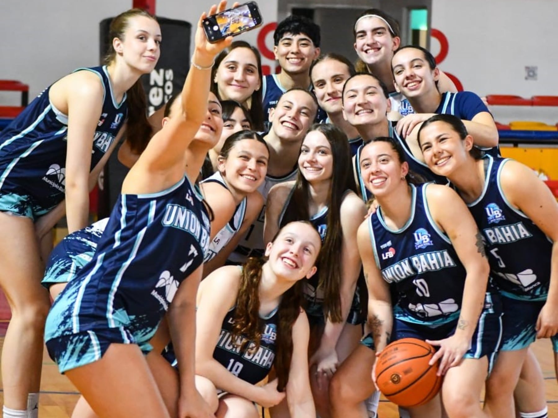 Unión Bahía, noche de gala: las chicas se prueban el traje grande frente a Boca