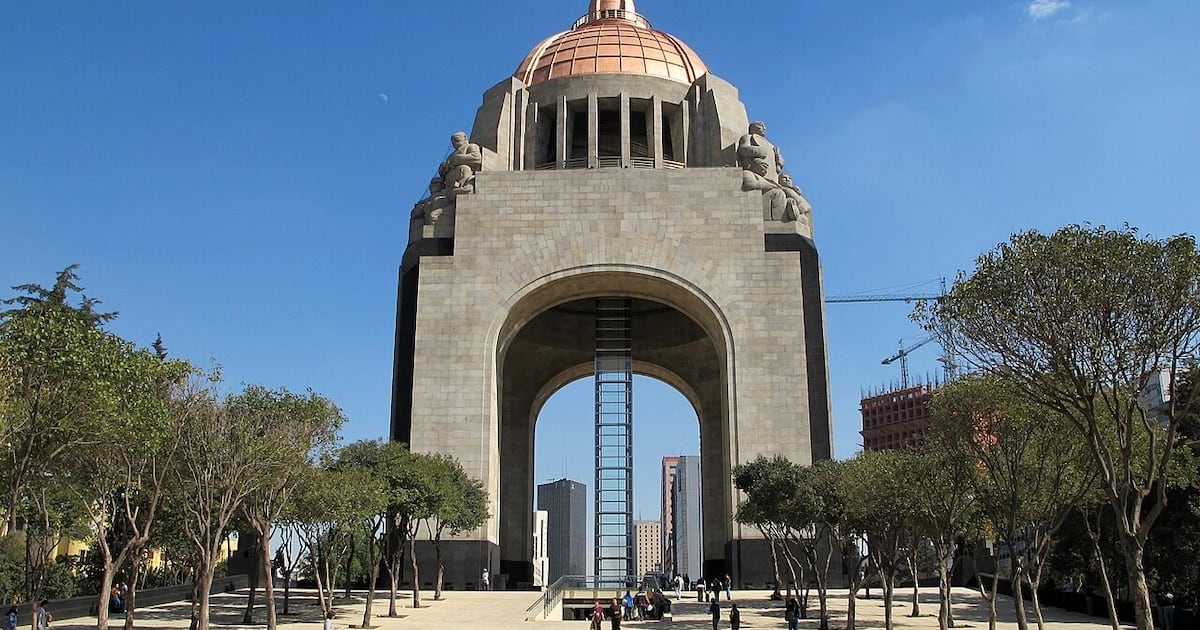 El Monumento a la Revolución: el arco triunfal más alto del mundo, hecho con los huesos de un palacio que nunca existió