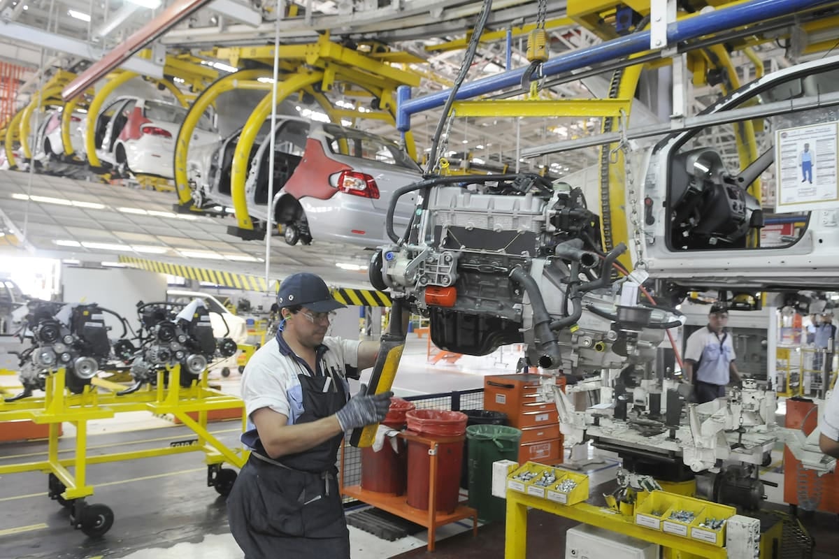 La industria opera con cuatro de cada diez plantas paradas y la mejora de agosto no alcanza a cubrir el retroceso interanual