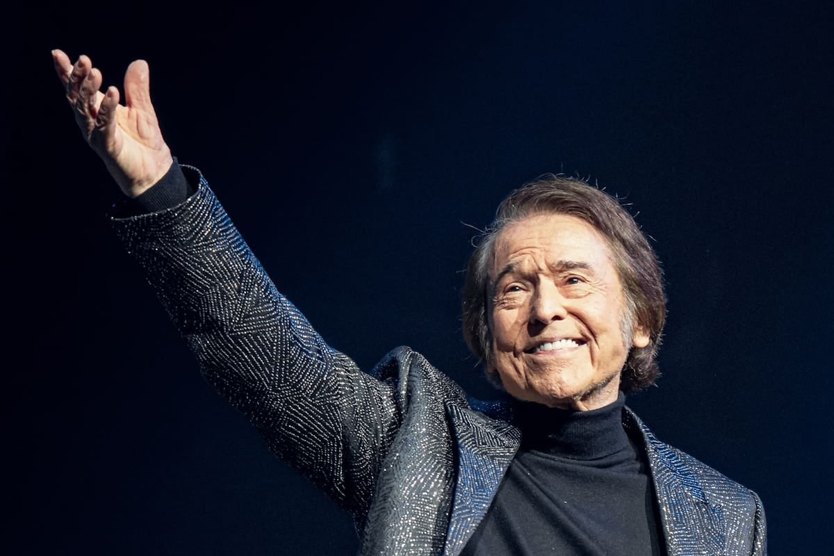 Raphael vuelve a Buenos Aires con su teatro cargado de seis décadas y una serie que le revisita la vida