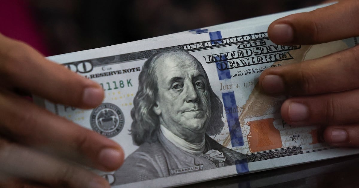 El dólar se planta en $1.535 y deja al desnudo una pérdida real de casi 30 puntos contra los precios