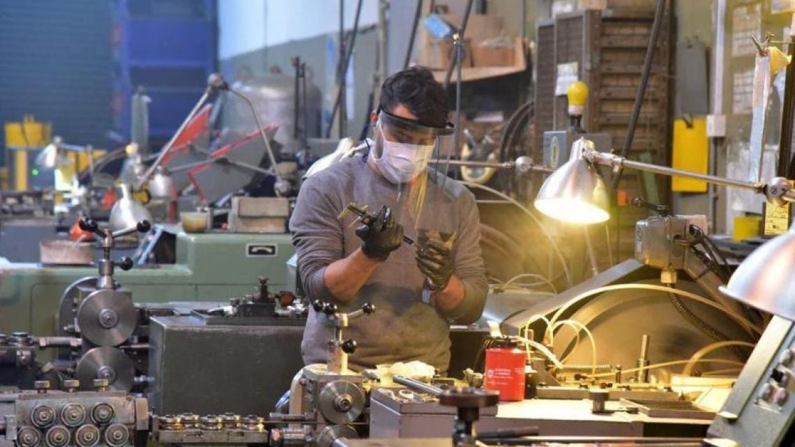La industria funciona con cuatro de cada diez puntos de su capacidad apagados y el empleo formal se desvanece hacia la informalidad