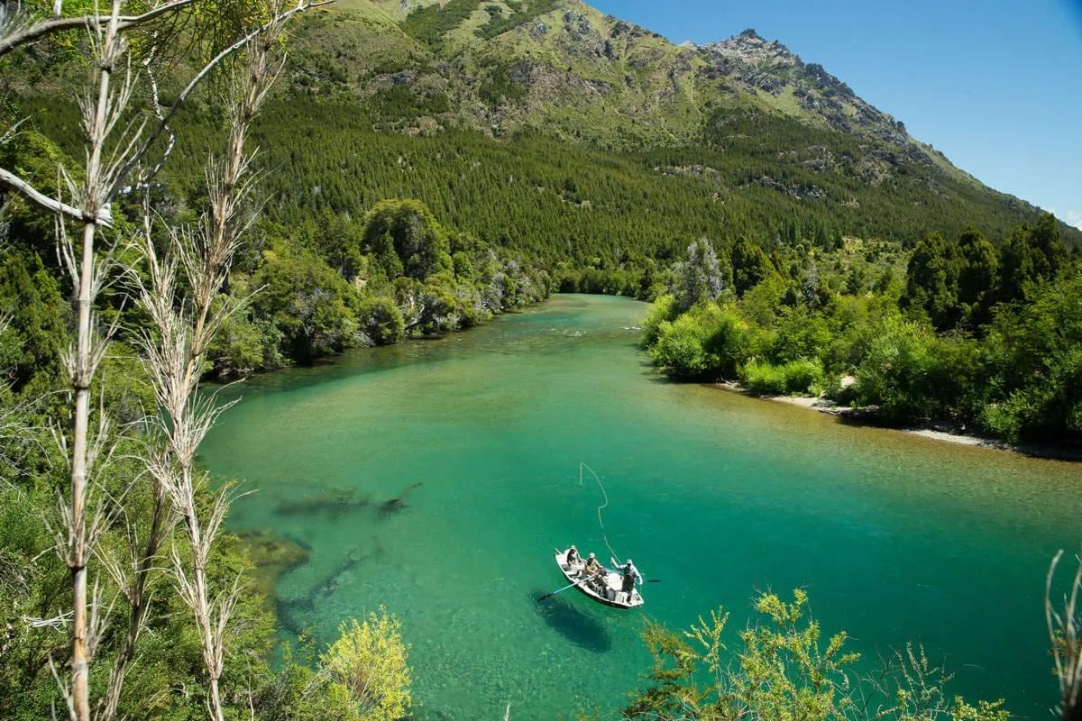 Neuquén abre la venta de permisos de pesca y un jubilado de Junín de los Andes ya piensa en el primer amanecer en el río Chimehuin