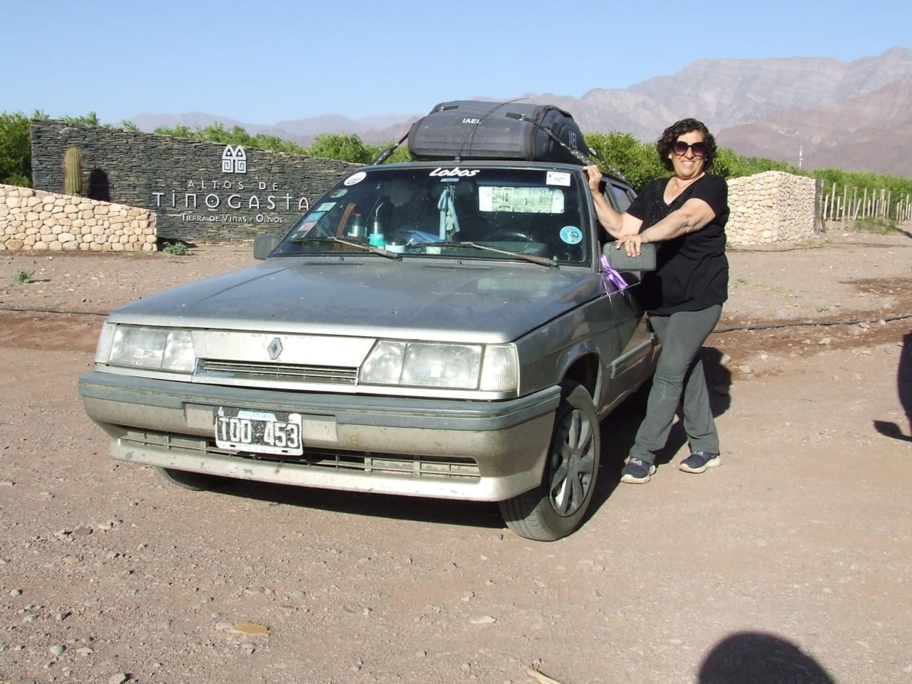 A los 63 años, una mujer de Lobos recorre sola la Argentina en un auto convertido en casa rodante artesanal