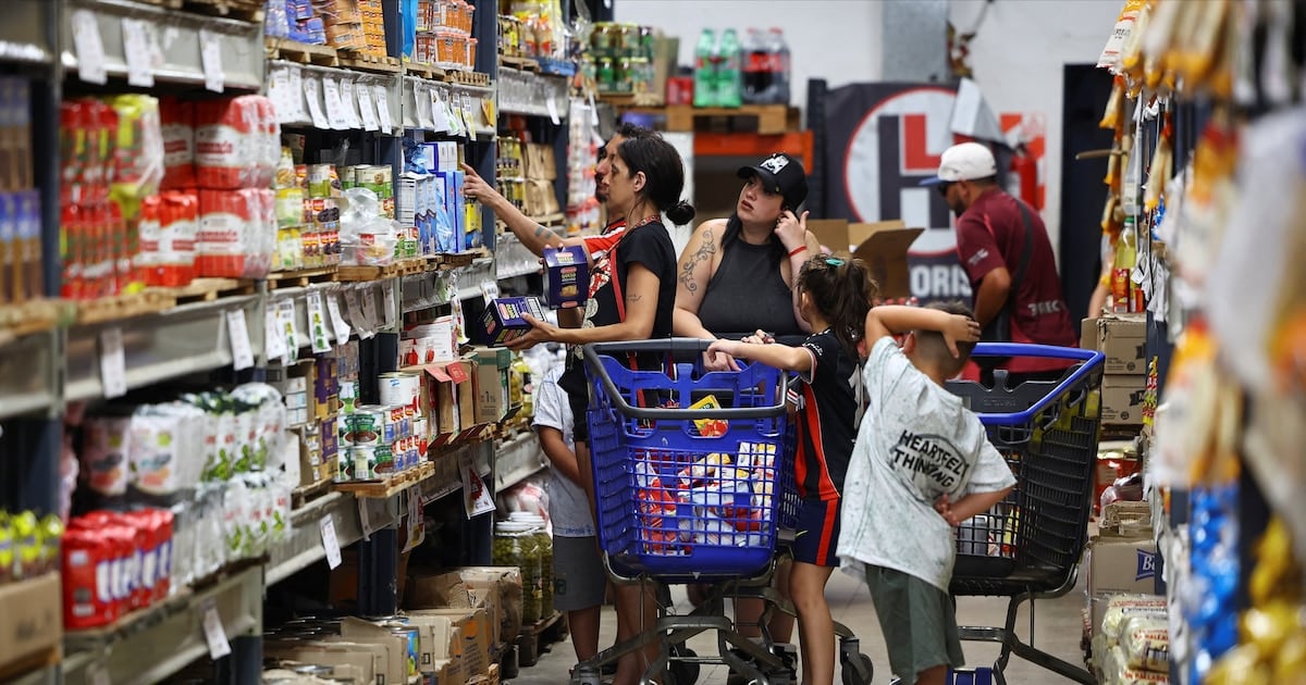 La inflación mensual sigue sin destrabarse y los analistas prevén un sendero en zigzag hasta 2027