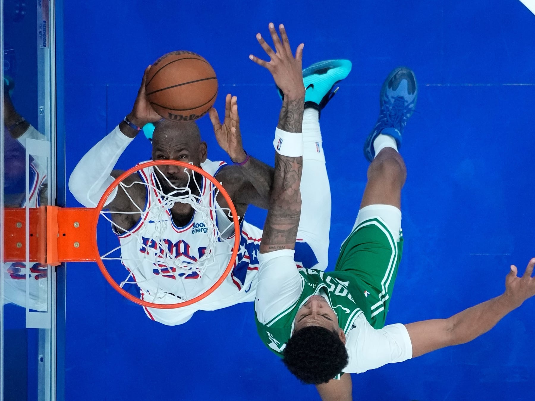 LeBron se puso la camiseta de Philadelphia: ovación, volcada con aroma a jugada de placard y una derrota que no le quita el sueño