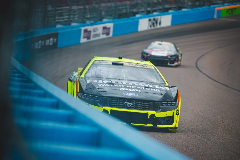 Blaney quiere cortar la fiesta de Larson: pole en Phoenix y Penske copa la primera fila