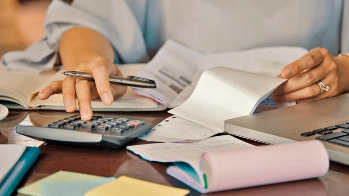 La mora de las familias se sostiene en niveles inéditos: 12,81% en agosto y los créditos para comer ya son un síntoma estructural