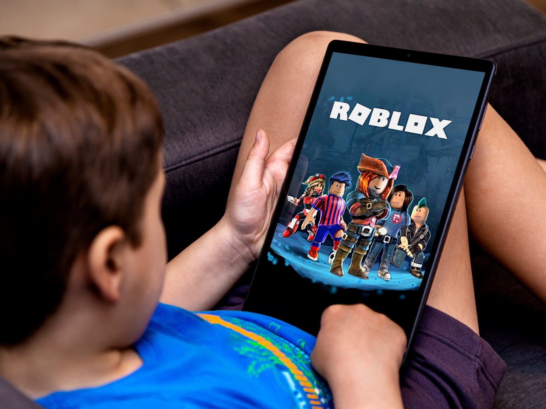 Roblox tiene veinte años y los padres argentinos todavía no saben qué hacer con esa pantalla abierta en la pieza del medio