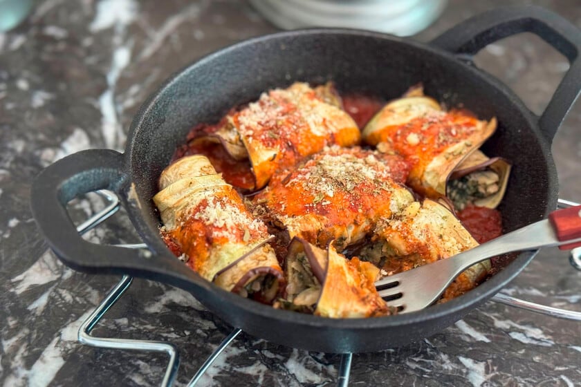 Berenjena en rodajas finas, rellena y gratinada: una receta que se resuelve en menos de treinta minutos y admite variantes vegetales o con queso