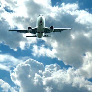 Argentina vuela con la mochila más pesada de la región: los impuestos sobre los pasajes internacionales trepan al 37% de la tarifa y duplican a sus vecinos