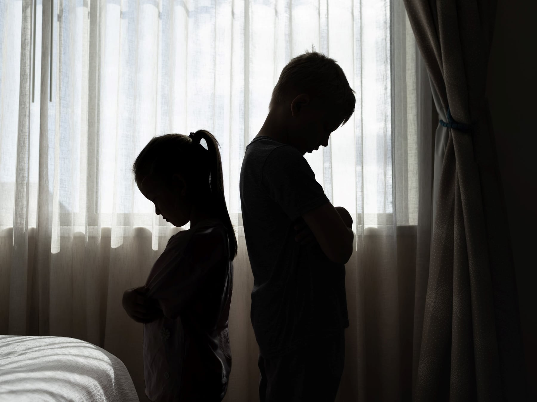 Hermanos criados bajo el mismo techo pero con infancias que no se parecen