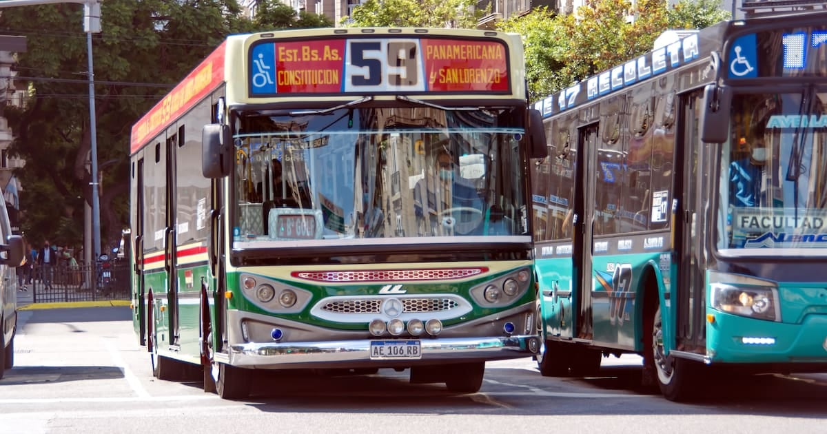 Colectivos del AMBA recortarán servicios nocturnos ante una deuda estimada en 40.000 millones de pesos