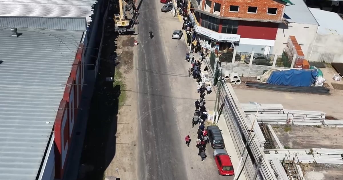 Más de diez cuadras de fila en Ezeiza por apenas cuarenta puestos en una distribuidora
