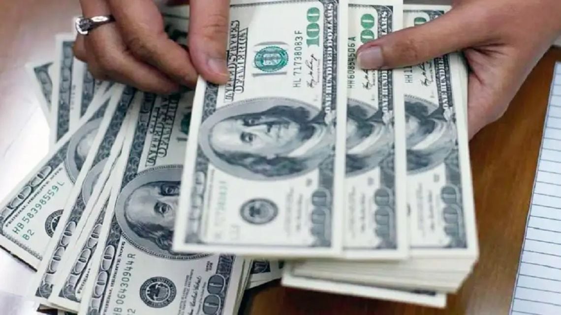 El dólar oficial alcanzó un máximo nominal y redujo su brecha con el blue