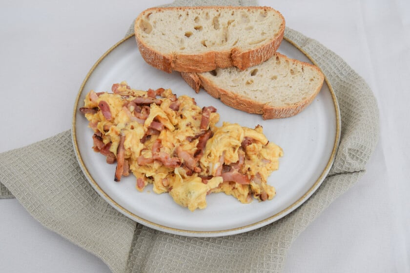 Huevos revueltos con bacon: el fuego bajo y el movimiento constante deciden la textura