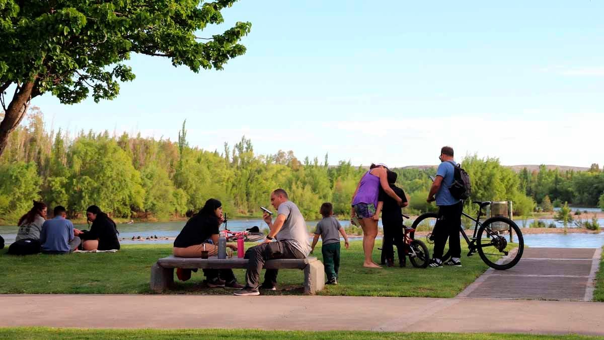 Una tarde junto al Limay: el sol llevó a los vecinos al Paseo Costero de Neuquén